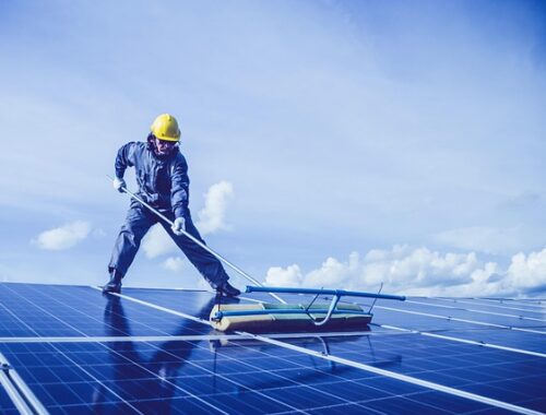 Timepris vs. Fast pris: Hvad betaler sig bedst for privat rengøring?