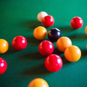 Shuffleboard vs. andre bar-spil: Hvad er forskellen?