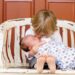 Slyngevugger og søvn: Kan de forbedre dit barns søvnvaner?